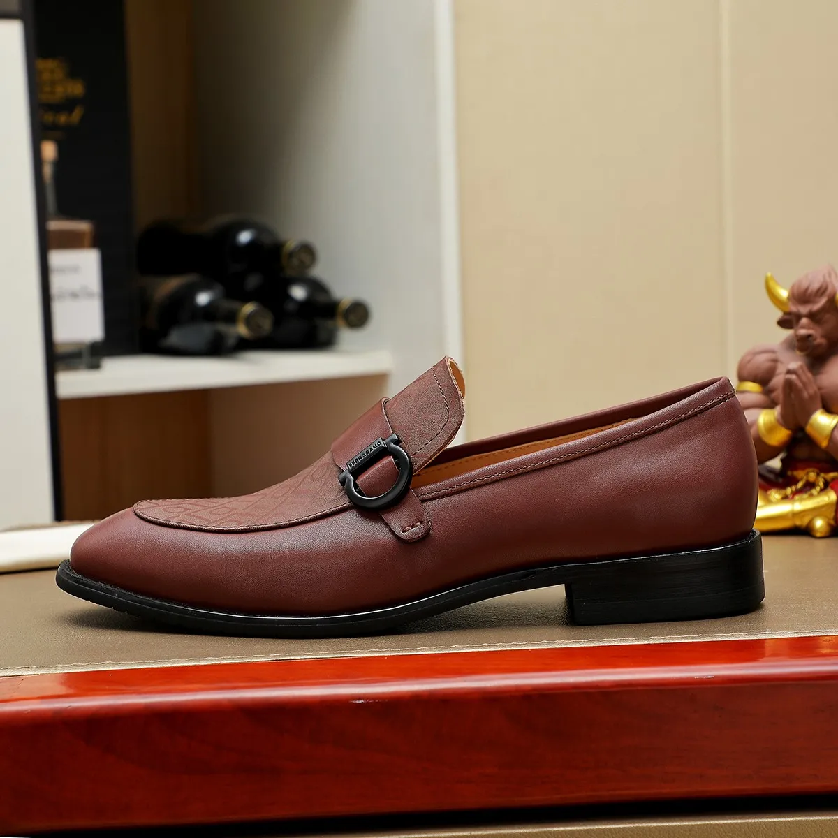 Men's shoes 💰460 Ferragamo [Ferragamo] top imported suit men's shoes 💯Original copy of the official website, product materials: selected imported embossed calfskin + luxury hardware buckle accessories ~ imported water-dyed cow 🐂 leather lining. Strong three-dimensional visual effect, original combination outsole, multiple colors available😘 Size: 39-44 (38.45.46. Customized)